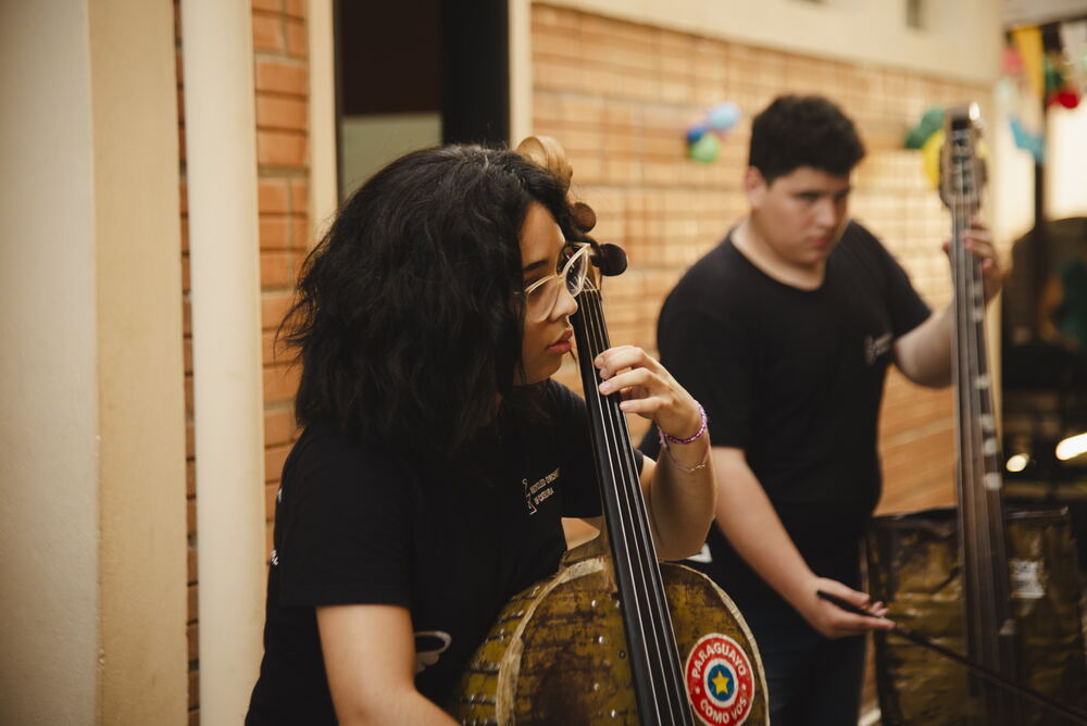 Ayelen spielt ihr Cello aus einem Ölfass