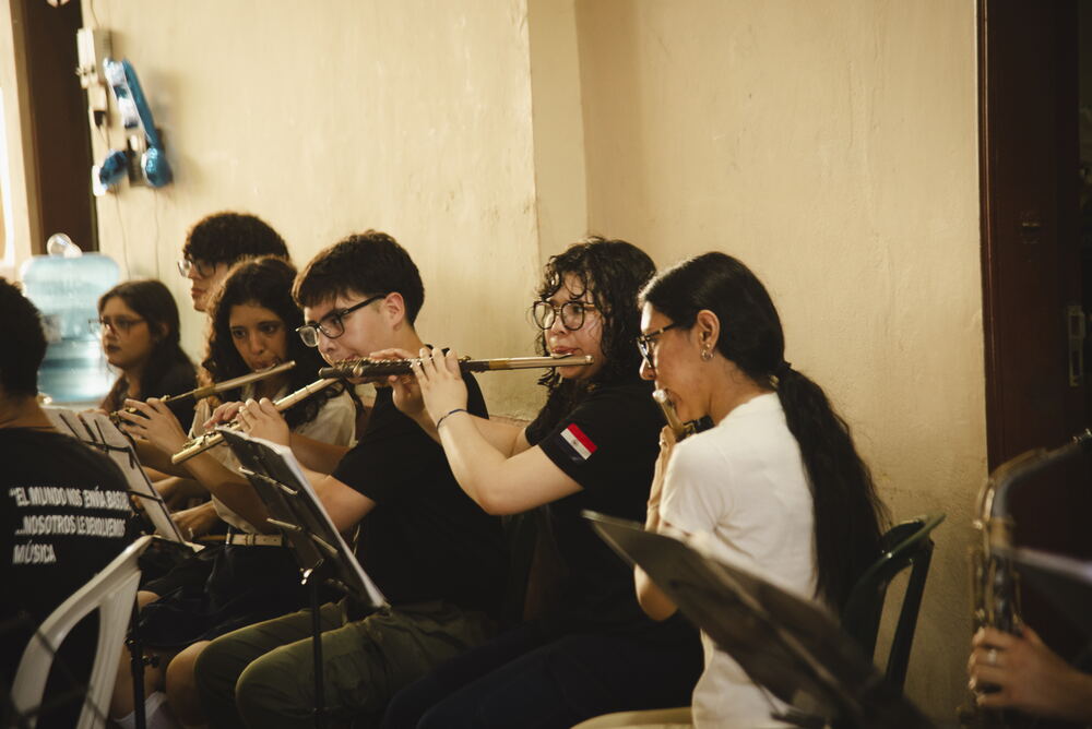Flötenspielerinnen und Flötenspieler in der Orchesterprobe
