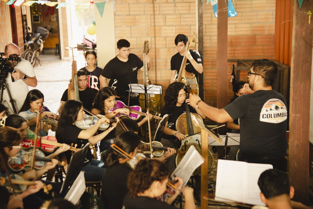 Orchesterprobe im Hof der Musikschule, im Hintergrund ein Kameramann